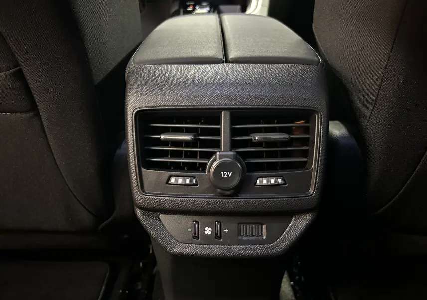 Gros plan sur la console centrale arrière avec prises d'air et prise 12V du Peugeot 5008 Gris Platinium 2024.