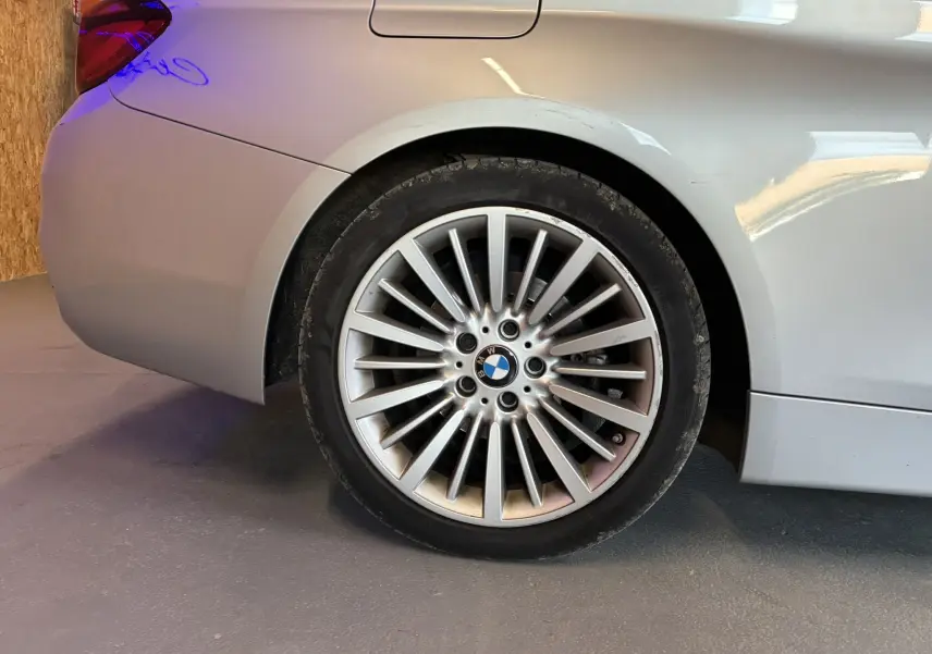 Gros plan sur la roue arrière droite grise d'une BMW Série 4 Cabriolet F33 420i Luxury de 2019.