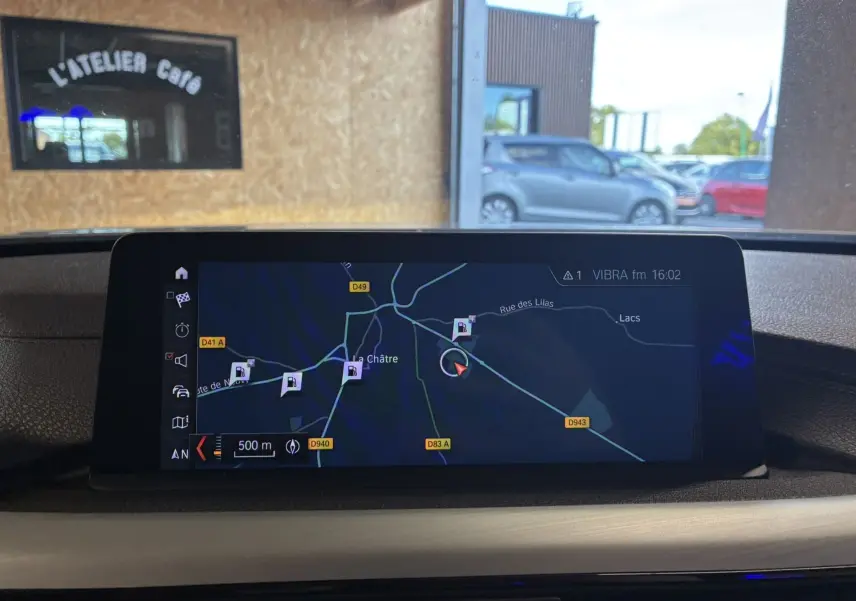 Écran de navigation GPS de BMW Série 4 Cabriolet gris, vue intérieure du tableau de bord avec carte routière affichée.