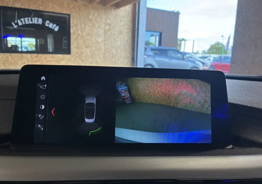 Écran central de la BMW Série 4 Cabriolet 420i 2019 montrant la caméra de recul et l'affichage du stationnement assisté.