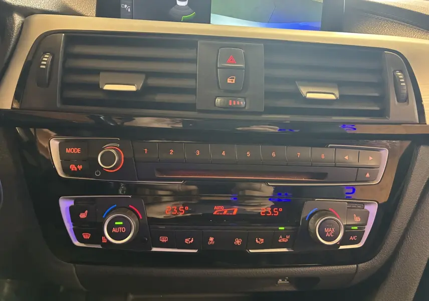 Tableau de bord central de BMW Série 4 Cabriolet gris 420i 2019, avec commandes climatisation et radio en vue rapprochée.
