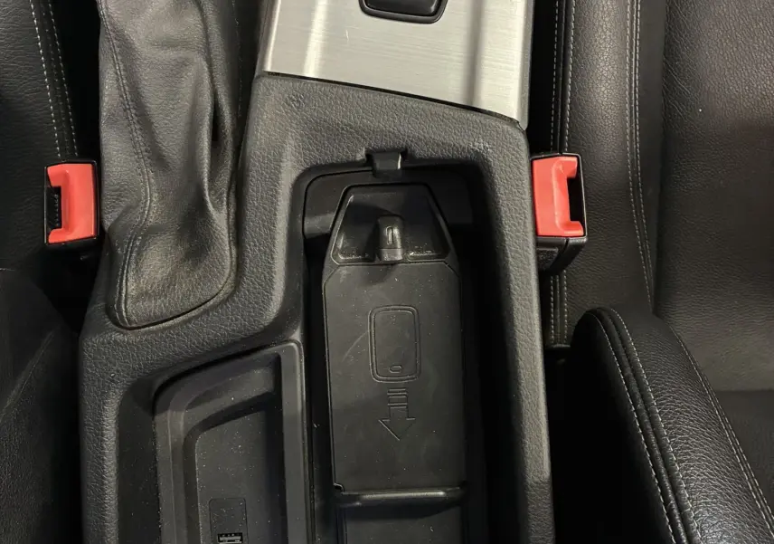 Vue rapprochée de la console centrale noire en cuir de la BMW Série 4 Cabriolet F33 avec commandes de sièges chauffants et port USB.