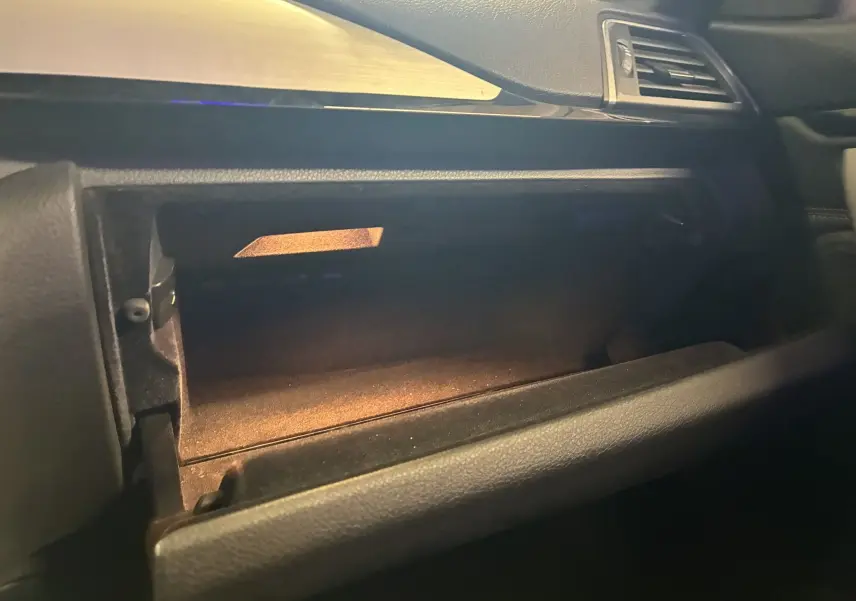 Intérieur de la BMW Série 4 Cabriolet F33 420i 2019, vue sur la boîte à gants ouverte avec éclairage intérieur.