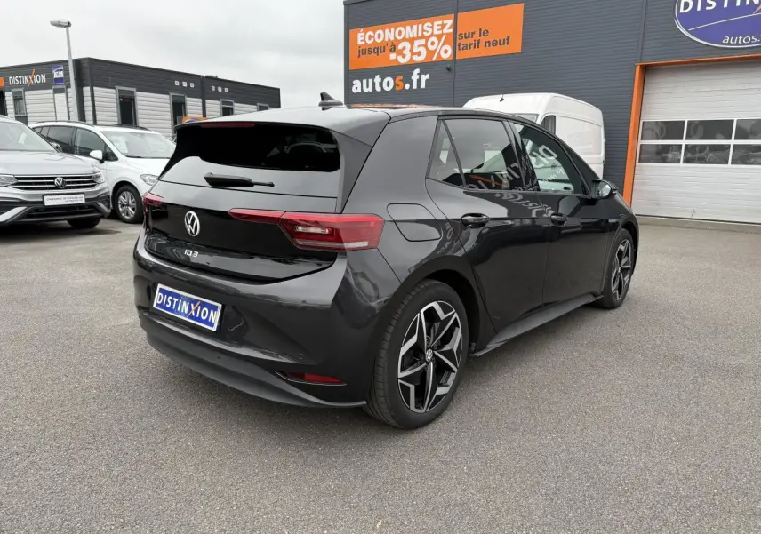 Volkswagen ID.3 Pro S gris manganèse vue 3/4 arrière droit avec jantes bi-colores et feux LED séquentiels.