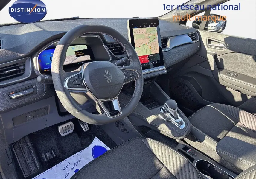 Intérieur de la Renault SYMBIOZ 2025 en vue côté conducteur, avec tableau de bord numérique et écran tactile vertical.