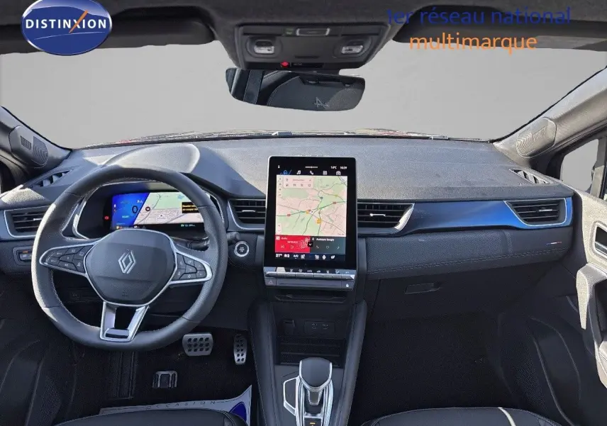 Intérieur noir du Renault SYMBIOZ 2025 vu de face, tableau de bord moderne avec écran tactile central et volant multifonction.