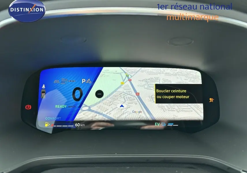 Tableau de bord numérique du Renault Symbioz 2025 affichant la navigation et alertes de sécurité en vue frontale.