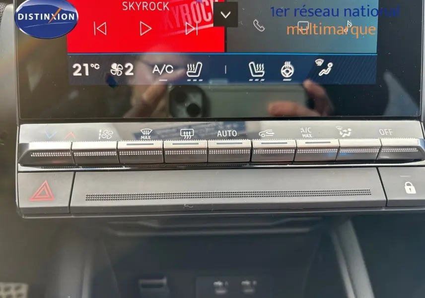 Gros plan sur la console centrale du Renault Symbioz noir étoile métal, mettant en valeur les commandes climatisation et écran tactile.