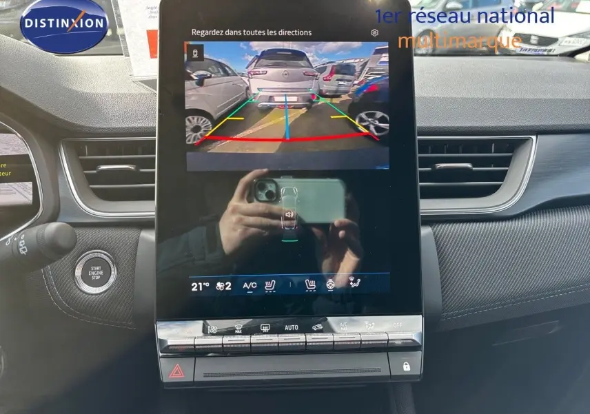 Écran tactile central montrant la caméra de recul d'une Renault Symbioz noire étoile métal, intérieur moderne avec bouton Start Engine.