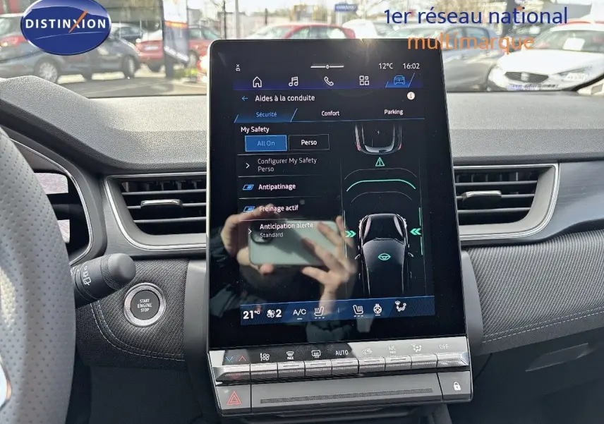 Tableau de bord et écran tactile central du Renault Symbioz noir étoile métal, vue intérieure avant détaillée.