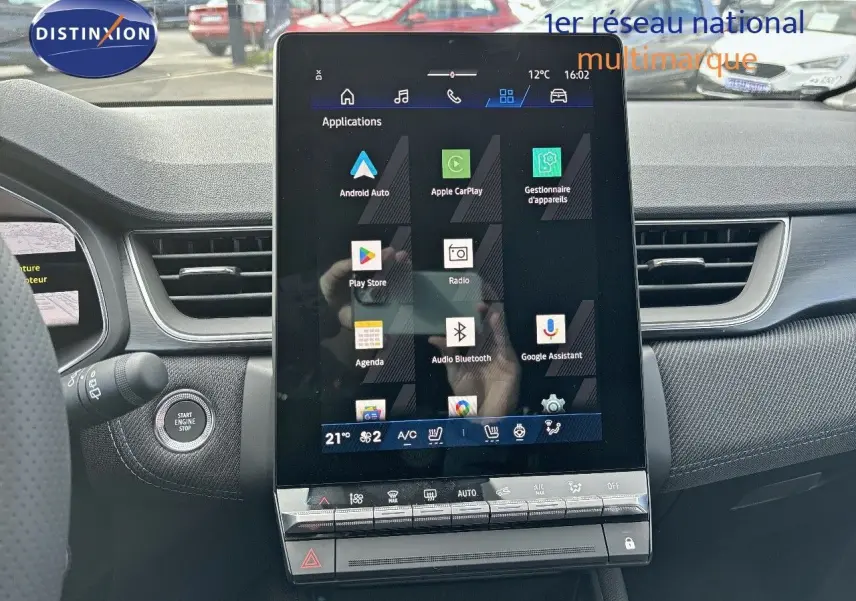Vue intérieure centrée sur l'écran tactile vertical du tableau de bord du Renault Symbioz noir étoile métal de 2025