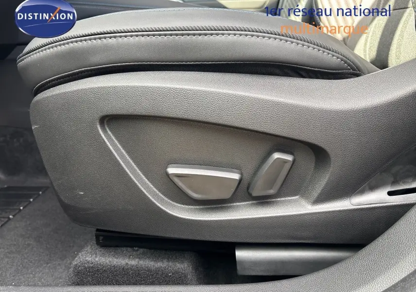 Gros plan sur les commandes de réglage électrique du siège avant en cuir noir du Renault Symbioz 2025.