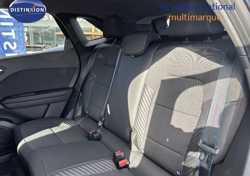 Vue intérieure du siège arrière côté droit d'une Renault Symbioz noire étoile métal avec finitions en cuir et tissu.