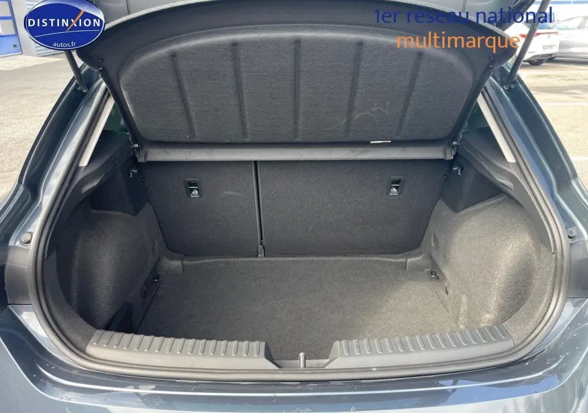 Coffre ouvert d'une SEAT LEON IV gris magnétique métal, montrant un espace de rangement propre et spacieux à l'arrière.