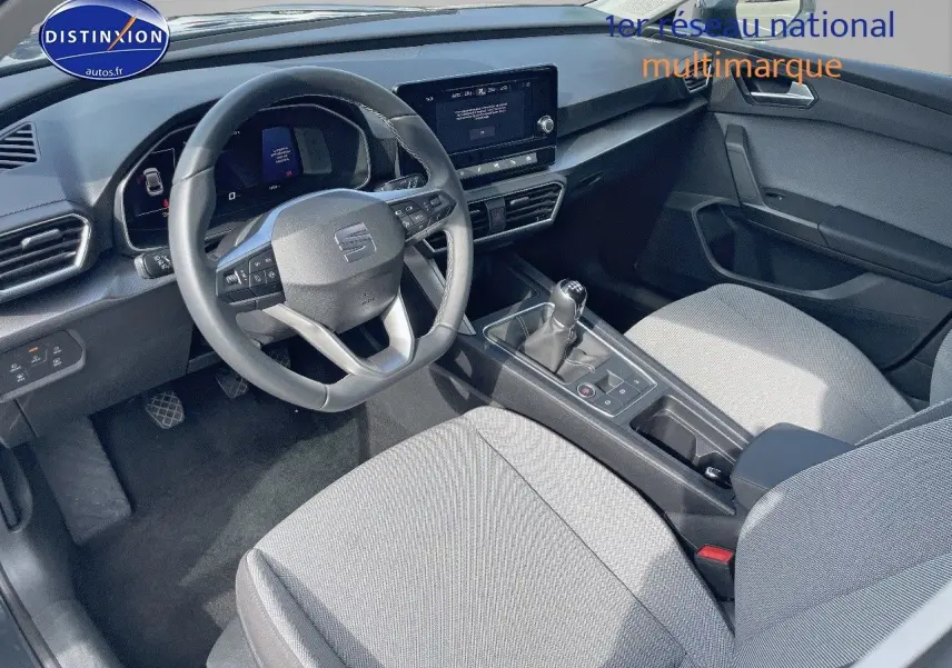 Intérieur de la SEAT LEON IV 2.0 TDI 115CH STYLE PACK 2024, vue côté conducteur avec tableau de bord et sièges gris clair.
