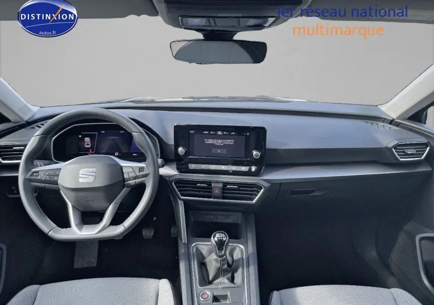 Intérieur de la SEAT Leon IV 2.0 TDI 115CH Style Pack 2024, vue frontale du tableau de bord et volant multifonction gris.