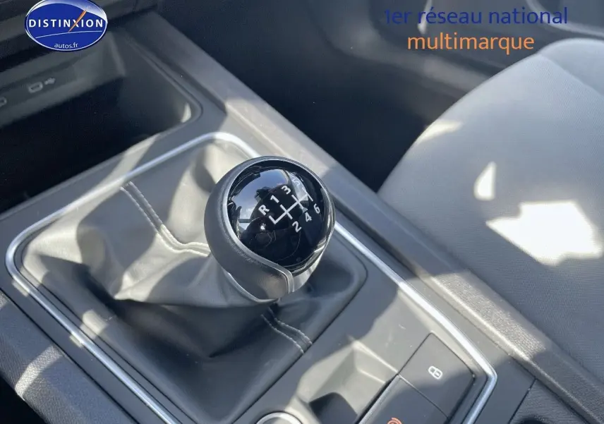 Le levier de vitesses manuel noir de la SEAT LEON IV gris métallique, vu en gros plan depuis l'intérieur côté passager.