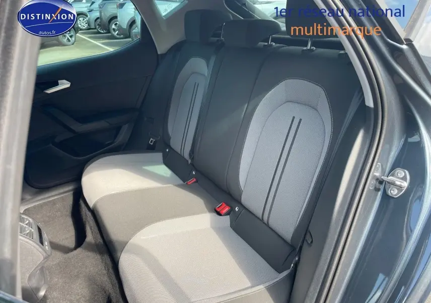 Vue intérieure sur les sièges arrière gris clair et foncé du SEAT Leon IV 2.0 TDI 2024, porte arrière droite ouverte.