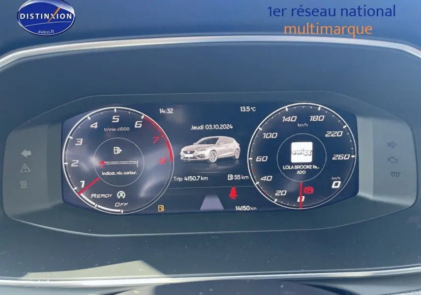 Tableau de bord digital du SEAT LEON IV gris magnétique, affichant vitesse, régime et autonomie à 3/4 face.