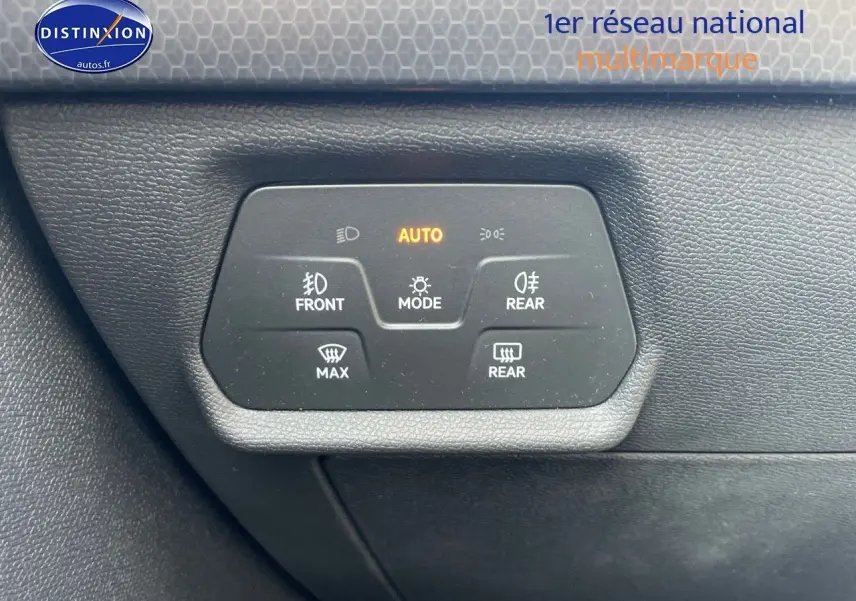 Panneau de commande des feux et désembuage avec éclairage automatique dans une SEAT LEON IV gris magnétique.