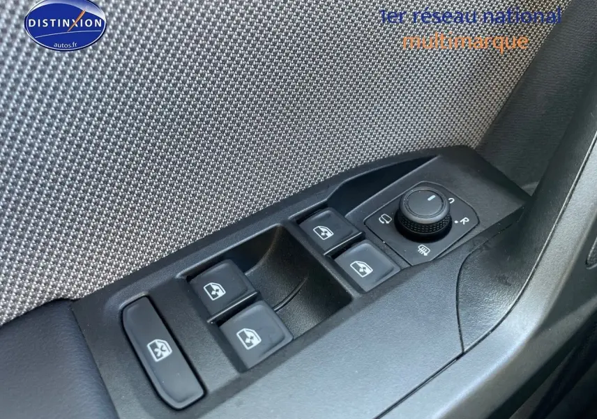 Commande des vitres électriques et réglage des rétroviseurs sur la porte côté conducteur d'une SEAT Leon gris métallique.