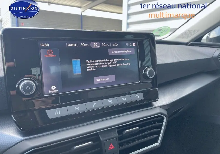 Vue rapprochée de l'écran tactile central et de la console d'une SEAT LEON IV gris magnétique, soulignant l'interface moderne.