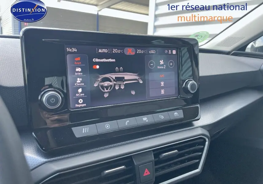 Écran tactile du système de climatisation dans l'habitacle d'une SEAT LEON IV gris magnétique, vue de côté droit.