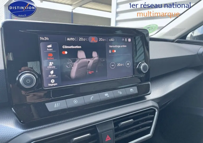 Vue intérieure du tableau de bord du SEAT LEON IV gris magnétique, écran tactile affichant la climatisation digitale.
