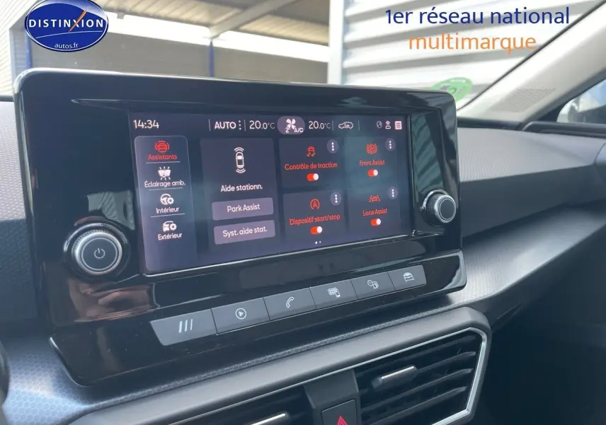 Écran tactile central du tableau de bord du SEAT Leon gris métallique, affichant les aides à la conduite.