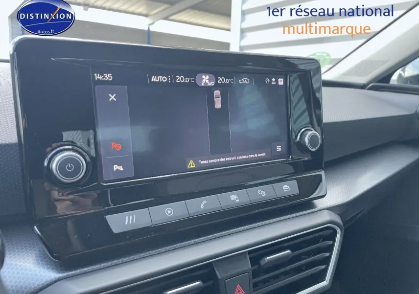 Écran tactile central du tableau de bord du SEAT LEON gris métallique, avec commandes climatisation et alertes visibles.