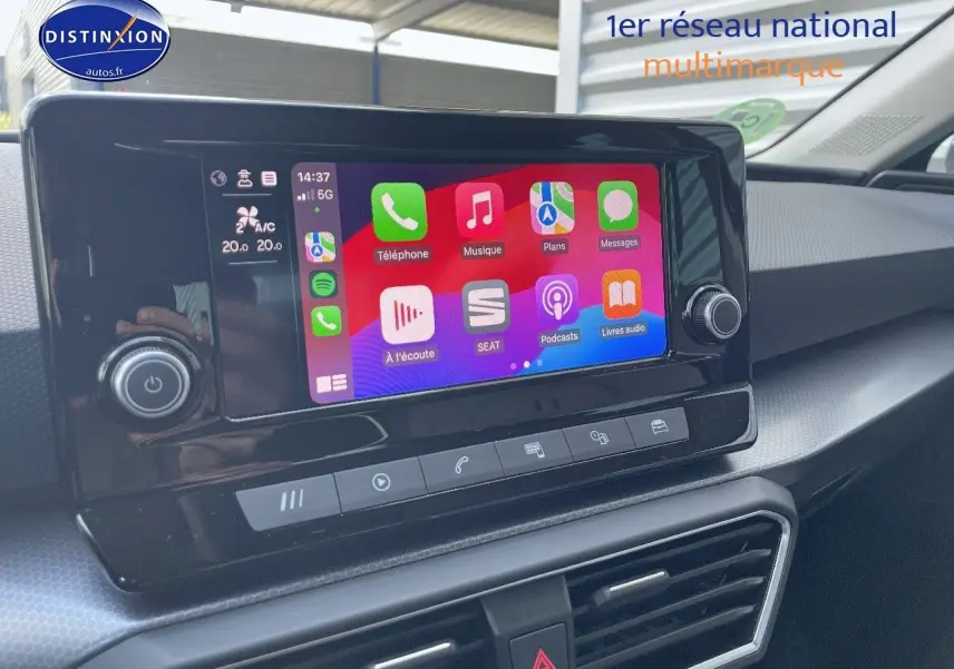 Écran tactile central avec interface Apple CarPlay dans l'habitacle d'une SEAT Leon gris magnétique 2024.