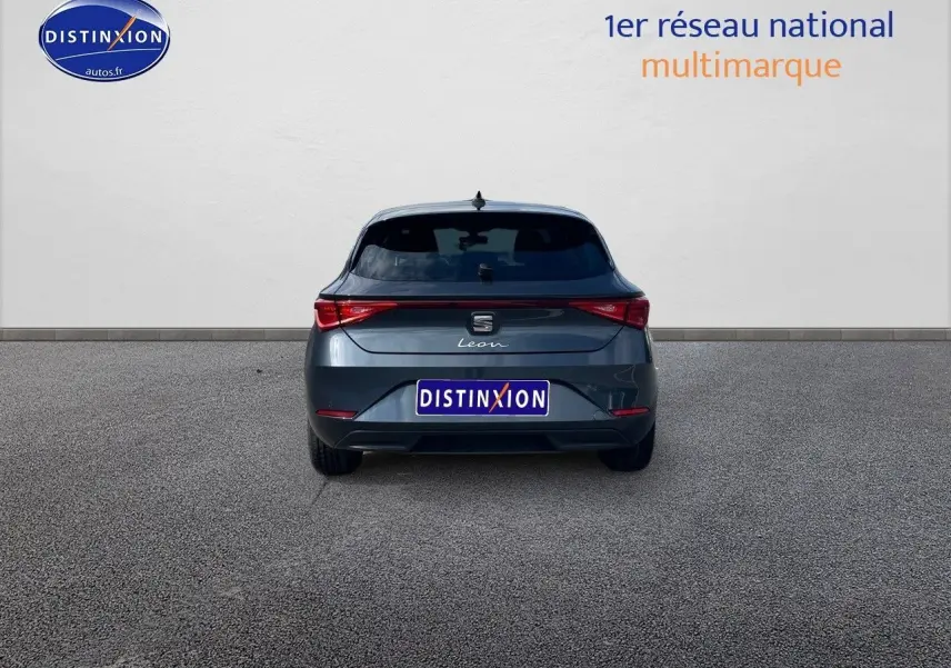 Vue arrière d'une SEAT Leon IV gris magnétique métal de 2024 avec feux LED et logo distinctif au centre du hayon.