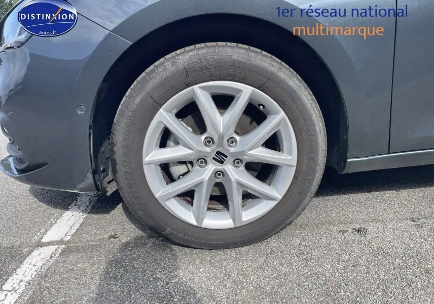 Gros plan sur la roue avant gauche gris métallique d'une SEAT LEON IV 2.0 TDI 115CH STYLE PACK 2024.