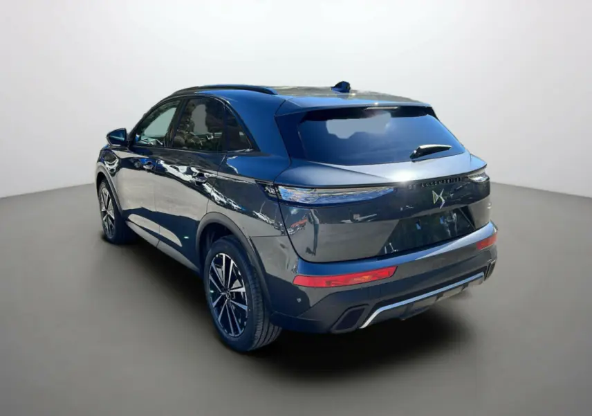 DS7 2025 gris titane en 3/4 arrière droit, avec feux arrière LED et jantes alliage distinctives