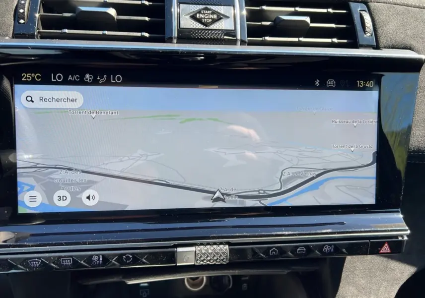 Écran tactile central du DS7 2025 en gris titane affichant la navigation GPS et commandes climatisation intégrées.