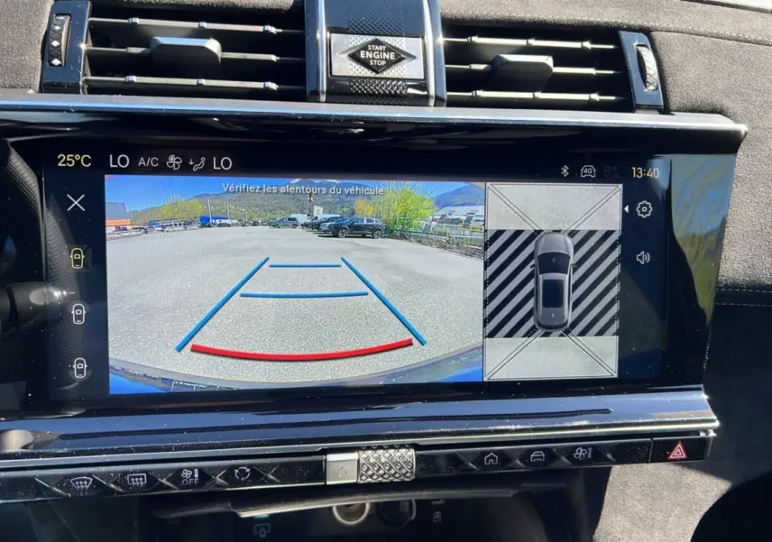 Écran multimédia du DS7 2025 gris titane montrant la caméra de recul et l'affichage 360° du stationnement.