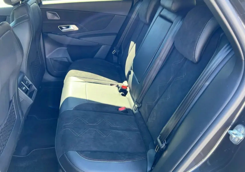 Vue intérieure côté droit des sièges arrière en cuir et alcantara noir du DS7 gris titane 2025 finition Pallas Pack Tech.
