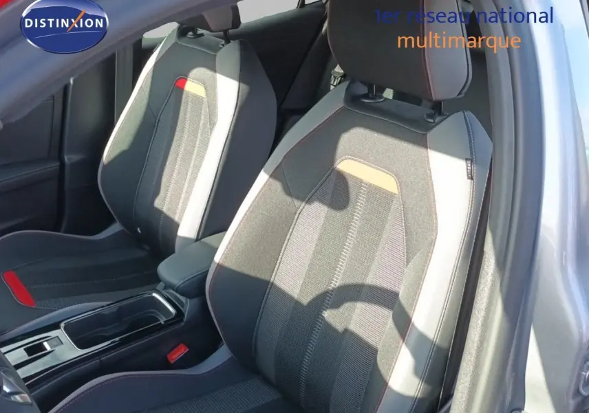 Vue intérieure sur les sièges avant en tissu gris avec surpiqûres rouges de l'Opel Mokka GS Line 2022 gris quartz.