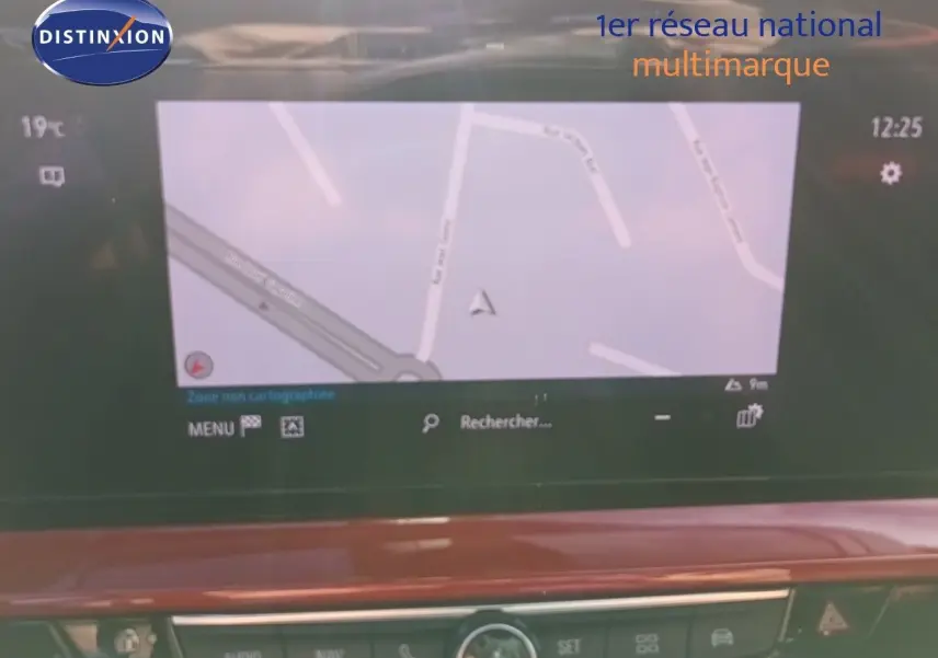 Écran tactile central avec navigation affichée dans l'habitacle de l'Opel Mokka GS Line gris quartz 2022.