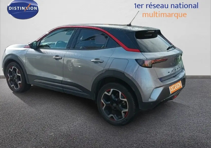 Opel Mokka GS Line 2022 gris quartz en 3/4 arrière droit avec toit noir et jantes noires à touches rouges.