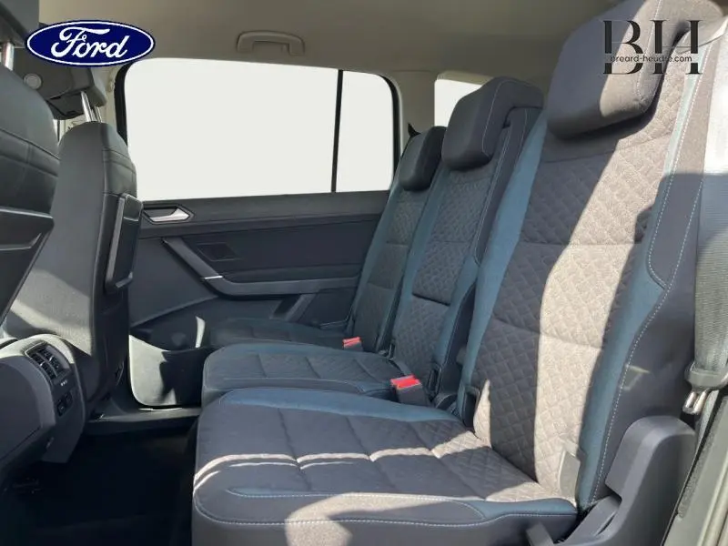 Vue intérieure côté droit sur la deuxième rangée de sièges gris tissu du Volkswagen Touran 1.5 TSI EVO 2020, version 7 places.