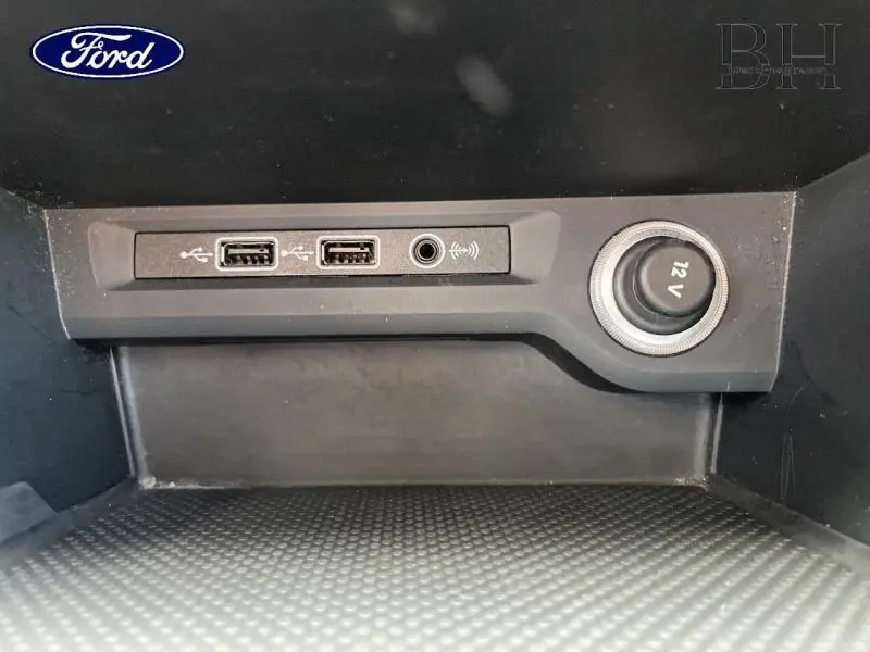 Gros plan sur la console centrale avec prises USB, prise jack et prise 12V du Volkswagen Touran Gris Urano 2020.