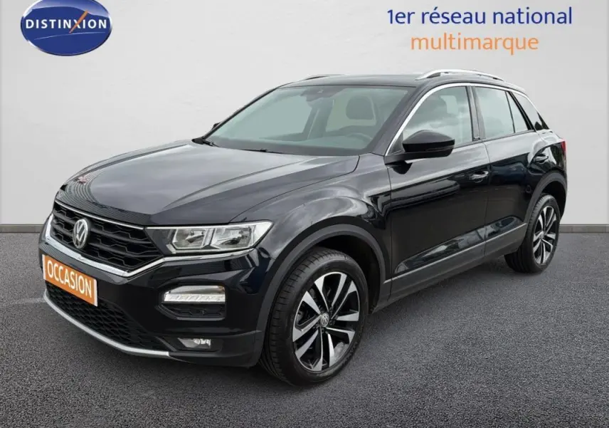 Volkswagen T-Roc noir vue 3/4 avant droit, jantes alliage 17 pouces et phares LED visibles.
