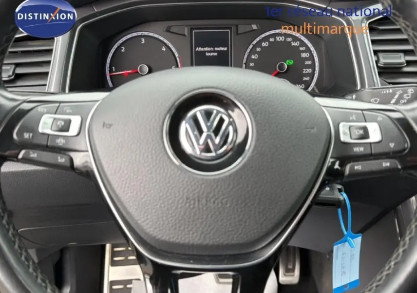 Vue rapprochée du volant multifonctions noir du Volkswagen T-Roc 2020 avec tableau de bord et affichage digital.