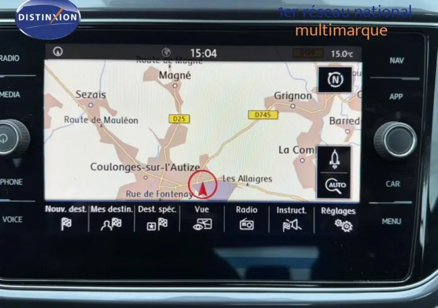 Écran tactile du système de navigation du Volkswagen T-Roc noir, affichant une carte routière en intérieur.