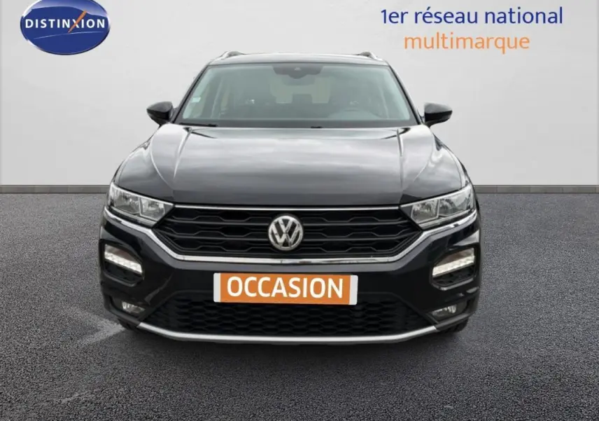 Vue avant d’un Volkswagen T-Roc noir 2020 avec calandre hexagonale et phares LED distinctifs.