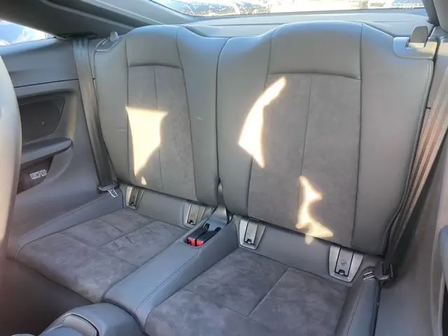 Vue intérieure arrière des sièges en cuir et alcantara gris foncé de l'Audi TT 40 TFSI Competition Plus de 2021.