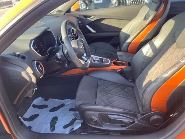 Intérieur avant droit de l'Audi TT 40 TFSI orange 2021, sièges cuir et alcantara avec surpiqûres et détails orange.