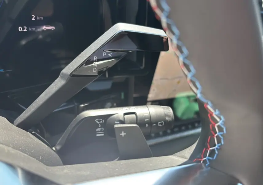 Gros plan sur la commande de boîte automatique et palettes au volant du Renault Austral E-Tech 200 Esprit Alpine 2025.