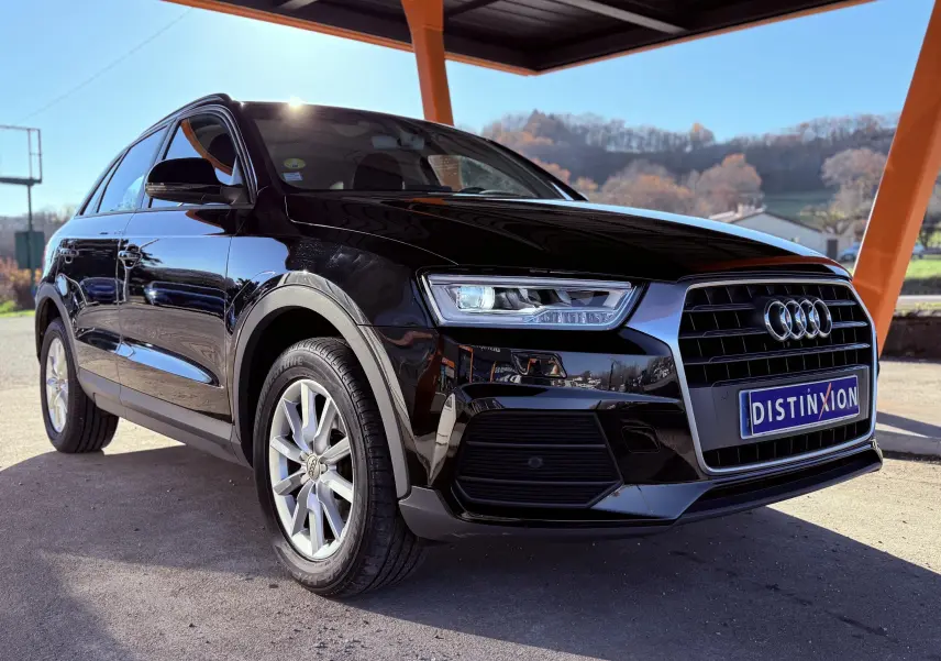 Audi Q3 noir vue 3/4 avant droit sous abri, avec calandre distinctive et jantes argentées.